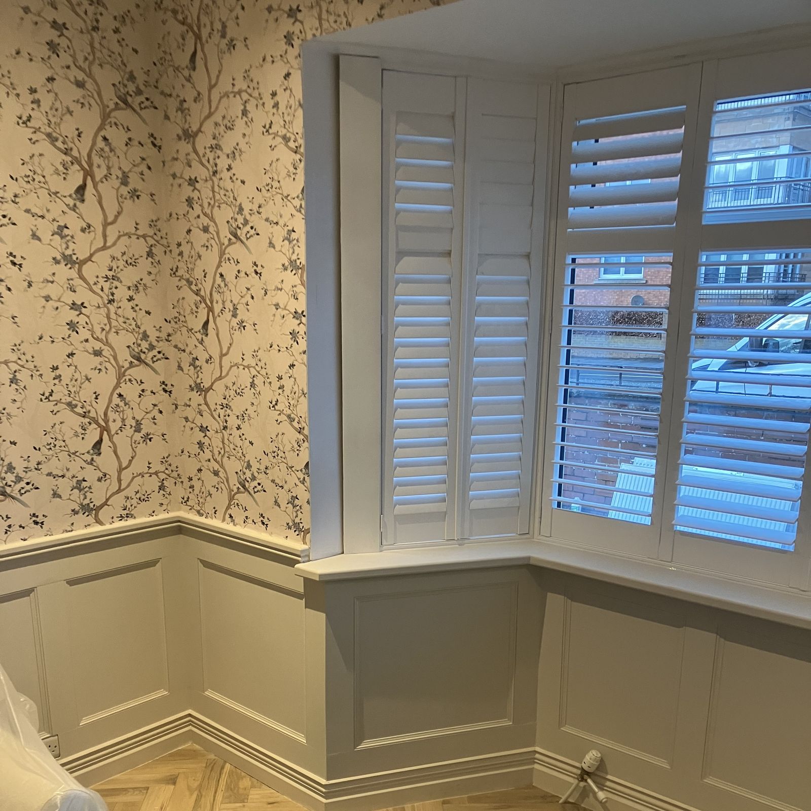 Living Room Panelling Round a Bay Window — gallery photo