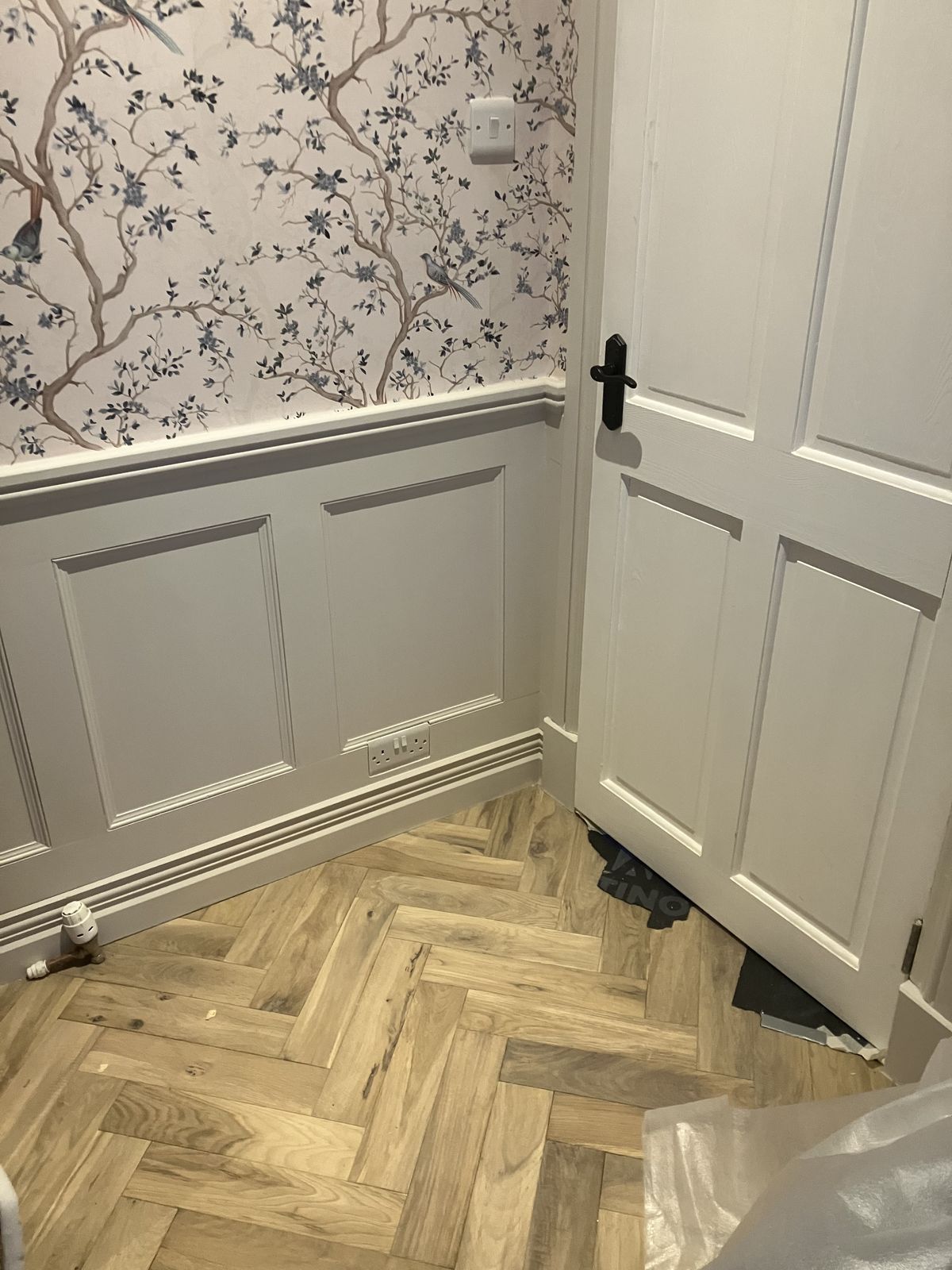 Living Room Panelling Round a Bay Window — gallery photo