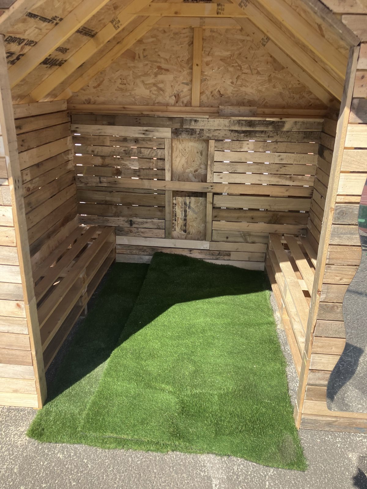 Outdoor Reading Shelter for a Nursery — gallery photo