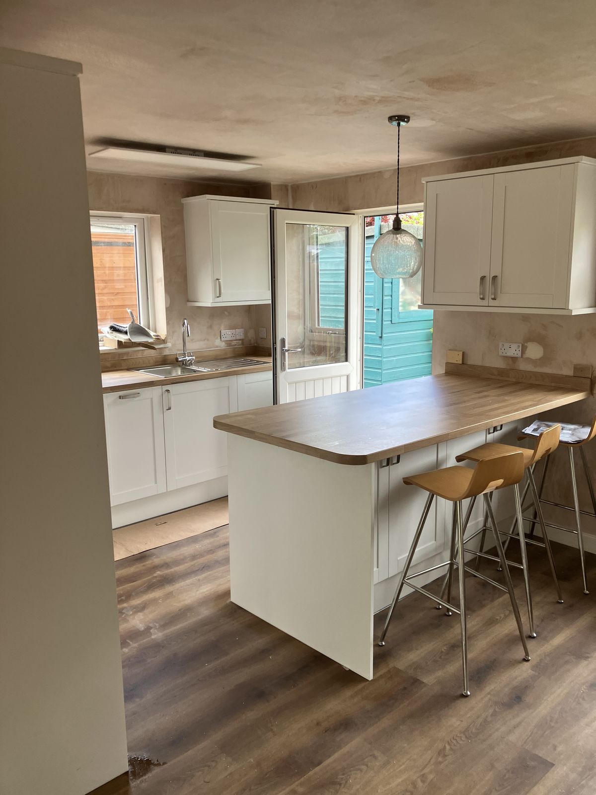 Open-Plan Kitchen with a Breakfast Bar — gallery photo